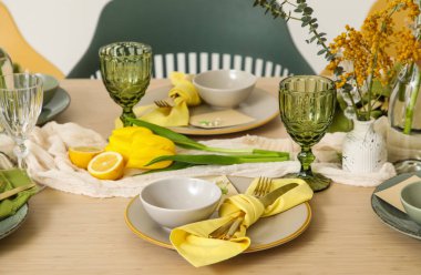 Odada bahar çiçekleri olan masa ayarı, yakın plan.