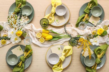 Bahar çiçekleriyle güzel bir masa, üst manzara.