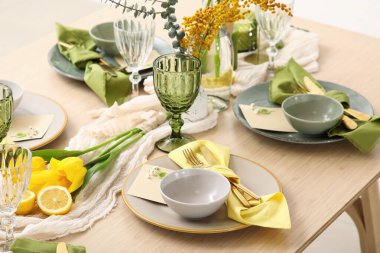 Odada bahar çiçekleri olan masa ayarı, yakın plan.