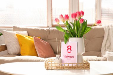 Laleli vazo, sazlık ayırıcı ve oturma odasındaki kadınlar günü için tebrik kartı.