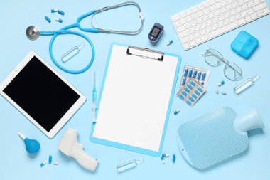 Tablet, steteskop, klavye ve tıbbi malzeme içeren boş bir pano. Dünya Sağlık Günü