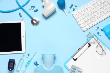 Mavi arka planda boş pano, tablet, klavye ve tıbbi malzemeden yapılmış çerçeve. Dünya Sağlık Günü