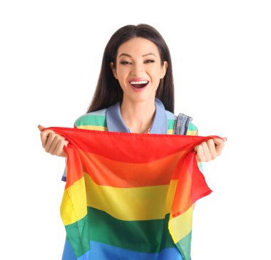 Beyaz arka planda LGBT bayrağı olan genç bir kadın