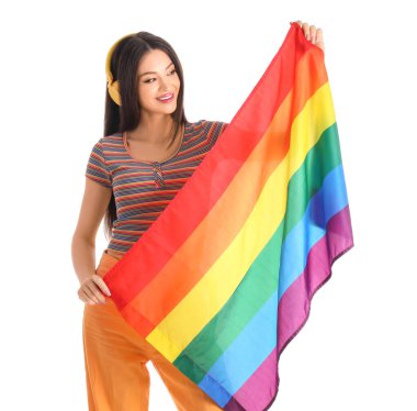 Beyaz arka planda LGBT bayrağı olan kulaklıklı genç bir kadın.