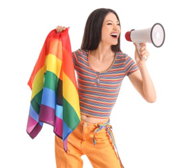 LGBT bayrağı taşıyan genç bir kadın beyaz arka planda megafona bağırıyor.