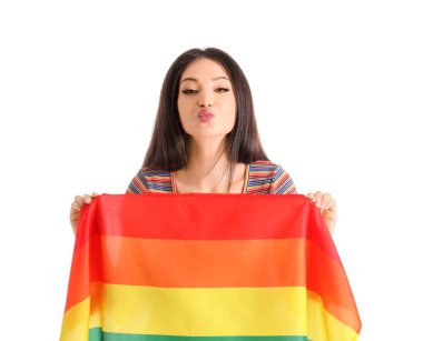 Beyaz arka planda LGBT bayrağı dalgalanan genç bir kadın.