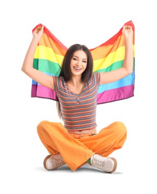 Beyaz arka planda oturan LGBT bayrağıyla genç bir kadın.