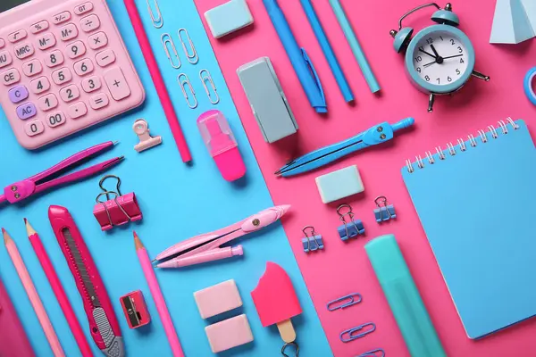 Mavi ve pembe arkaplanda alarm saati olan okul kırtasiyesi