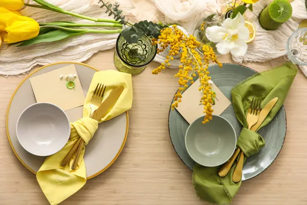 Bahar çiçekleriyle güzel bir masa, üst manzara.