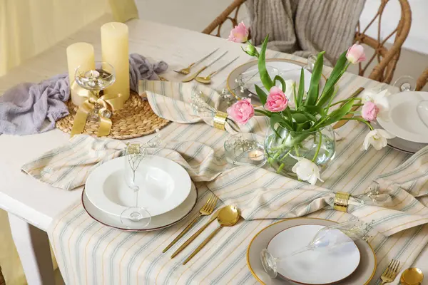 Bahar çiçekleri ve mumlarla dolu güzel bir masa.