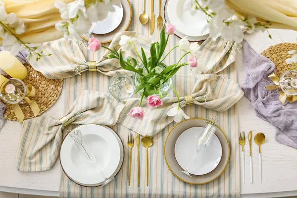 Bahar çiçekleriyle güzel bir masa, üst manzara.