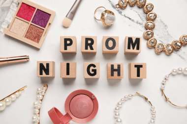 Metin balosu gecesine ait küpler ve beyaz mermer arka planda kadın aksesuarları