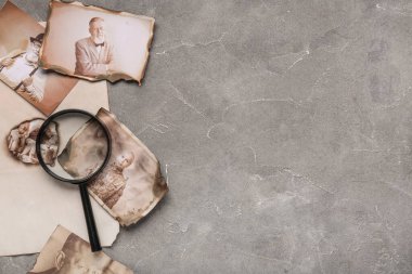 Grunge arka planında büyüteç olan ve metin için yeri olan akrabaların eski fotoğrafları. Aile ağacı kavramı