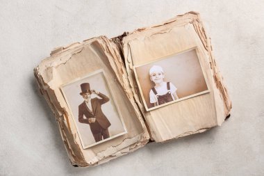 Akrabalarının fotoğraflarının olduğu eski bir albüm. Aile ağacı kavramı