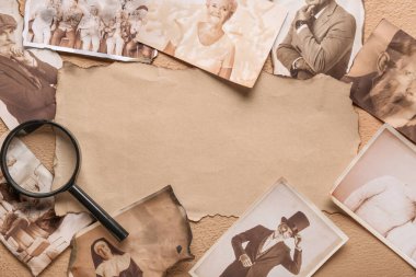 Akrabaların eski fotoğrafları boş kağıt kağıtlar ve bej arka planda büyüteçle. Aile ağacı kavramı