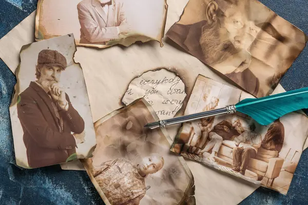 Lacivert arka planda kalem taşıyan akrabaların eski fotoğrafları. Aile ağacı kavramı