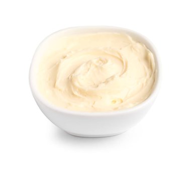 Beyaz arka planda lezzetli krem peynirli kase