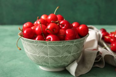 Yeşil arka planda vişneli kase