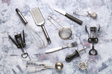 Mavi arka planda farklı mutfak aletleri