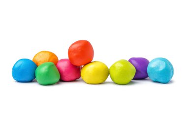 Beyaz arka plan üzerinde renkli oyun hamuru ayarla