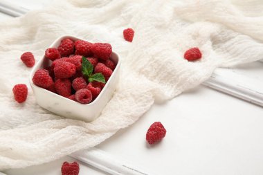 Taze ahududu ve nane arkaplanlı kase, yakın plan.