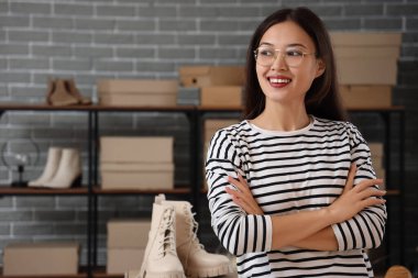 Depoda Asyalı kadın satıcı