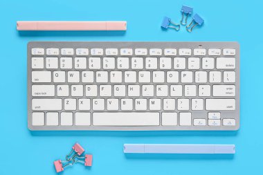 Gri klavye, işaretler ve klasörler mavi arkaplanda. Üst görünüm