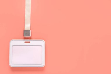 Renk arkaplanına karşı boş rozet