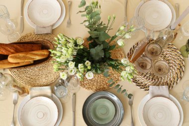 Düğün kutlaması için Eustoma çiçekleriyle dolu güzel bir masa.