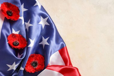 Amerika bayrağı ve parlak arka planda haşhaş çiçekleri, yakın plan. Anma Günü kutlaması