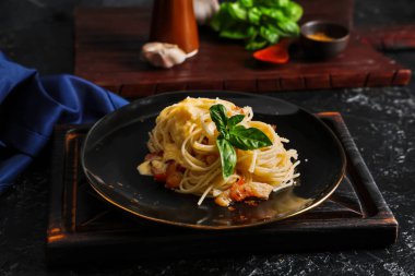 Koyu arkaplanda lezzetli makarna tabağı, yakın plan.