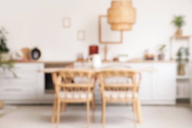 Modern mutfakta sandalyeli yemek masası. Bulanık görünüm