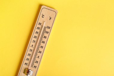 Sarı arkaplanda hava durumu termometresi