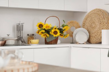 Açık mutfakta tezgahta ayçiçekli sepet.