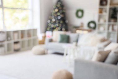 Güzel süslenmiş Noel ağacı ve bulanık manzaralı şık bir oturma odası.