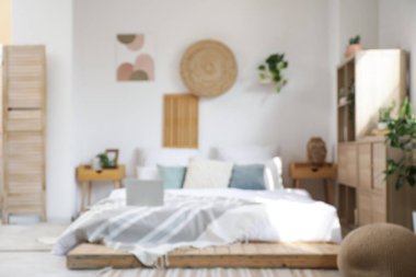 Yatak odası, büyük yatak odası, çekmeceler ve bitkiler.