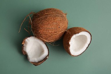 Yeşil arka planda taze hindistan cevizleri