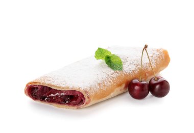 Lezzetli vişneli turta ve beyaz arka planda taze böğürtlen. Yakın plan.