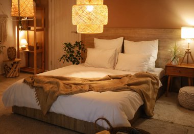 Yatak odasının içinde raf ünitesi, kapı ve geceleri parlayan lambalar var.