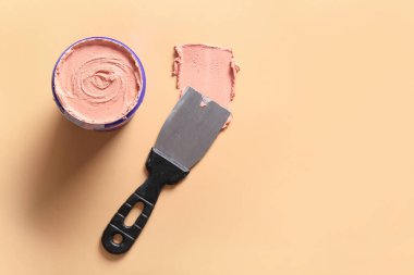Bej arka planda macunu olan bıçak