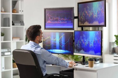 Ofiste çalışan bir erkek tüccar.