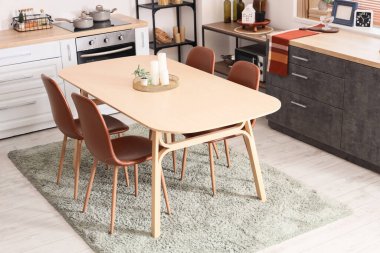 Ahşap yemek masası, mutfak içi sandalyeler ve tezgahlar.