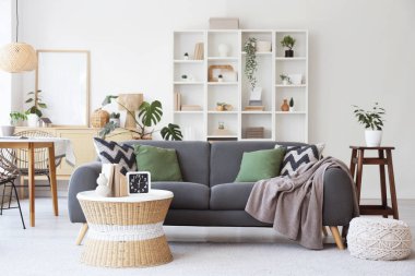 Gri kanepesi ve sehpası olan modern bir oturma odası.