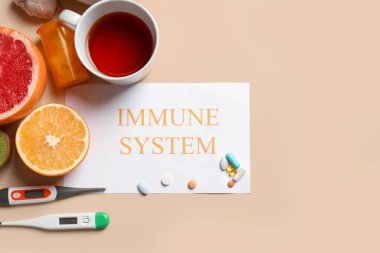 Metin IMMUNE Sistemleri, turunçgiller, çay, haplar ve renk arkaplanındaki termometrelerle kompozisyon