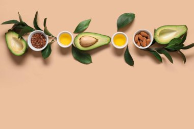 Taze avokado, yağ, keten tohumu ve bitki dallarıyla renklendirilmiş bileşim