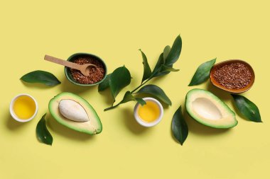 Taze avokado, yağlı kase, keten tohumu ve bitki yapraklarıyla renklendirilmiş.