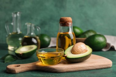 Yeşil arka planda avokado yağlı kompozisyon