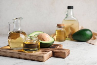 Avokado yağlı kompozisyon açık arkaplanda