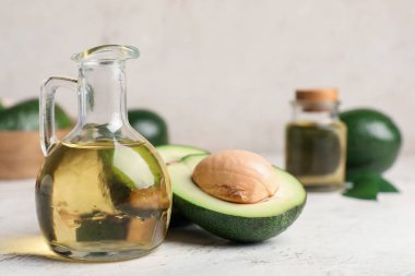 Hafif arkaplanda bir sürahi avokado yağı
