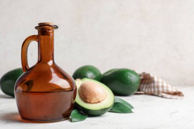 Hafif arkaplanda bir sürahi avokado yağı